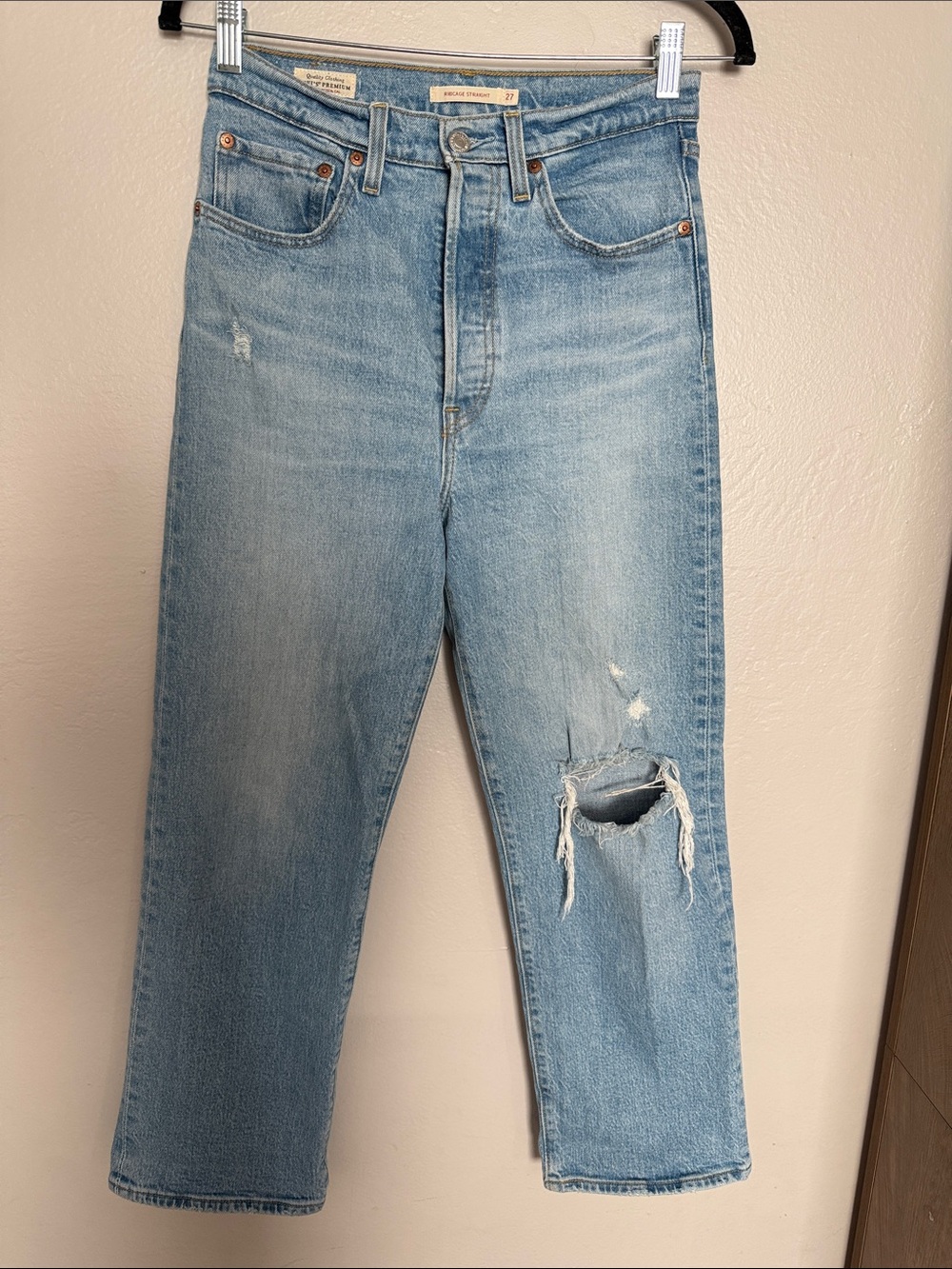 Levi’s ribcage straight jeans in size 27